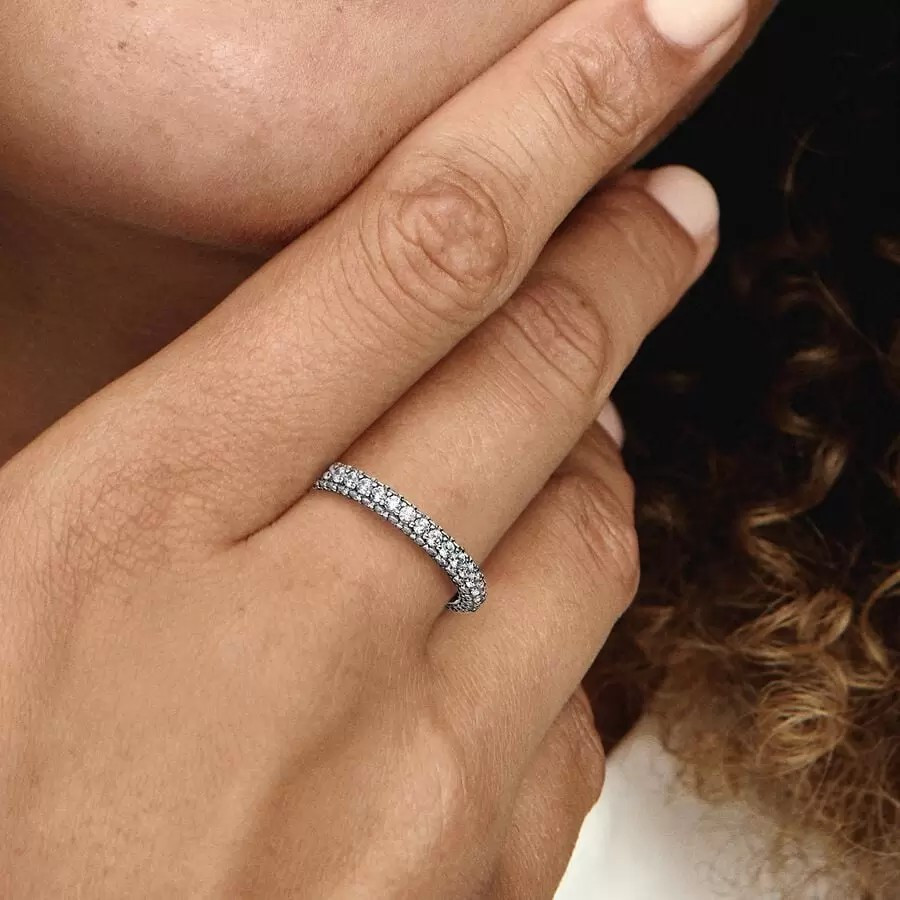 Anillo Pandora Fila de Circonitas en Pavé