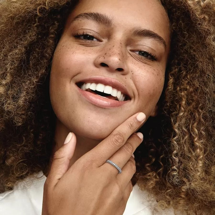 Anillo Pandora Fila de Circonitas en Pavé
