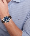 RELOJ TOMMY HILFIGER BAKER AZUL, ROSADO Y MARRON